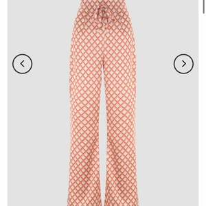 Byxor - Såååå fina byxor, mönstret e jättefint!!! Men säljer pga dem inte passar mig… aldrig använda utan endast testade en gång. 