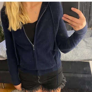 Softgoat - Säljer min mörkblåa softgoat ziphoodie, 100% cashmere så gott som ny, helt slutsåld storlek M men passar mellan xs/m (lånad bild) 