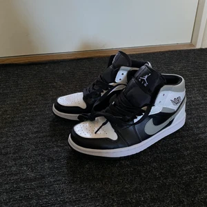 Jordan Mid  - Aldrig använda. Säljer pga för små. Storlek 38 men skulle säga att de är mer 37. Kan inte garantera äktheten då jag köpte de av privatperson som heller aldrig använt dem. Överlag super fina. Pris kan diskuteras🤎
