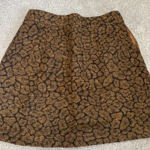 M  - M, passar även S. Passar er som har 36! Helt ny. Oanvänd. Brun kjol. Superfin! 