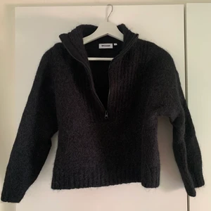 Stickad zip-tröja från WEEKDAY strl XS/S - Fin stickad zip-tröja från WEEKDAY i svart. Passar en SMALL för har råkat tvätta den (tröjan är i strl L (dam)). Går säkert att töja ut om man vill