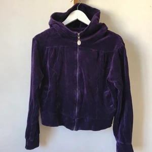 Lila plyschtröja, 80% bomull, XS-S - Älskar denna! Så skönt 90-00-tal. Men den får gå! Måste rensa ut. Lila och härlig med stabil luva och fina detaljer. Fickor och dragkedja. Kan mötas i Stockholm eller skicka mot fraktkostnad! ✨🌸✨. 