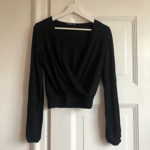 Svart omlottop  - Svart omlottop i storlek S, passar även M 