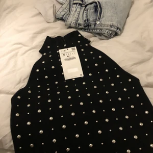 Linne från zara i storlek S - Super fint linne från zara med nitar i storlek S. Köpt för 250 säljer för 130