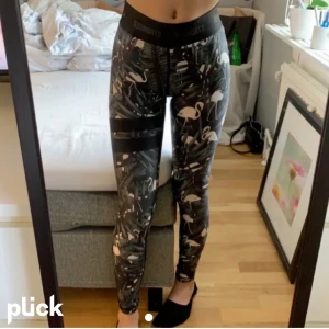 stronger träningstights - (lånade bilder) Säljer mina stronger träningstights i storlek xs. Bra skick, skriv för fler bilder💕Nypris 799kr!