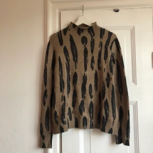 Stickad tröja  - Stickad tröja med leopardmönster. Är strlk S, men passar mig som brukar ha M (sitter ej tight) 
