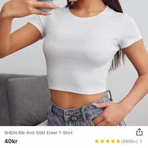 Vit ribbad topp från shein - Säljer Basic ribbad vit t-shirt från shein! Den är endast provad ❤️ inget fel på den! Superbra kvalité 