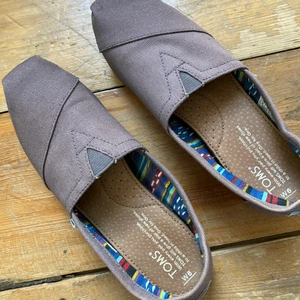 Toms espadrillos / skor - Använda men fortfarande användbara, sulan syns mest då det är naturmaterial. Snygga och sköna på sommaren, men rensar skohyllan så dessa får flytta till nytt hem. Tvättade och skickas spårbart. Katt i hemmet