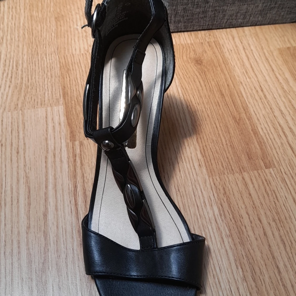 Små, svarta klackar med bronsaktiga detaljer på - 91