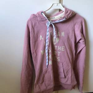 Lite tunnare rosa hoodie från maison scotch. Passar xs/ s/ m