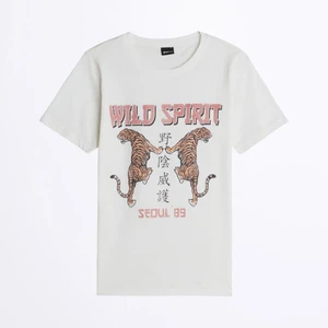 gina tricot t-shirt - tshirt med jättefint tryck köpt på gina tricot 🌸 inga defekter och knappt använd, frakt inkluderat i priset💕