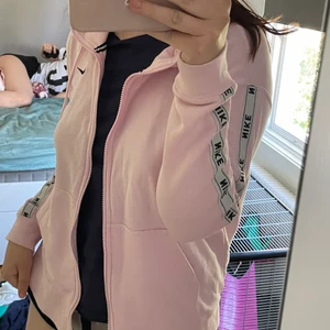 Rosa Nike hoodie - Fick denna 2019 men har använt den 2 gånger sedan dess, den är mycket mer rosa i verkligheten och är storlek M men skulle kunna passa L❤️ 