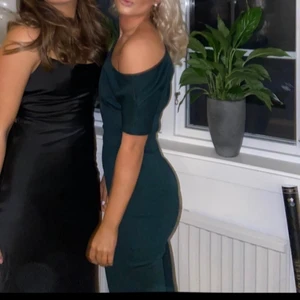 Skit snygg jumpsuit - En skitsnygg jumpsuit ifrån ASOS använt några få gånger sitter skit bra och super fin grön färg!