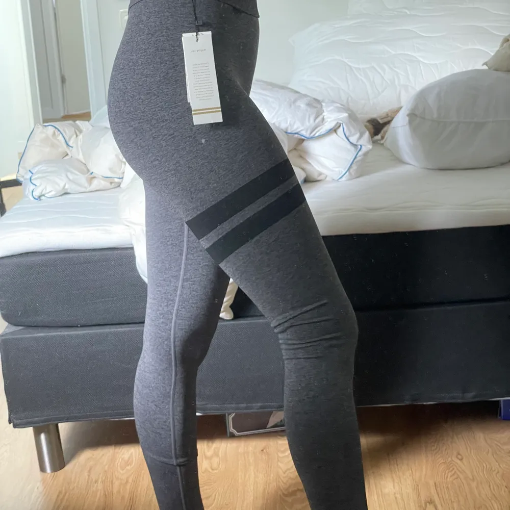 Dessa träningstights från stronger är aldrig använda. Det är i färgen grey och storlek M-L. Jag är en storlek S och dom funkar på mig.. Muu.