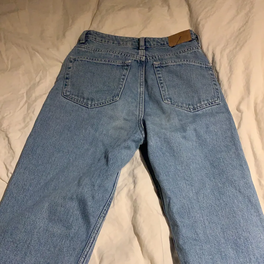 Rowe jeans från weekday i storlek 24/30 köpta för 500kr och säljer då de är för små . Jeans & Byxor.