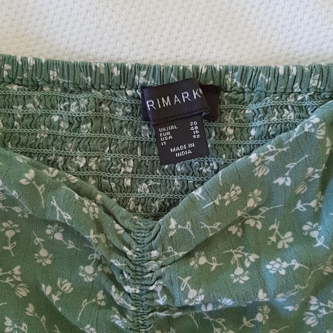 Blommig croppad blus  - 91