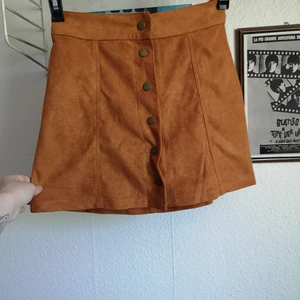 Moccakjol  - Snyggaste kjolen! Får nu gå vidare. Kanonskick. Är som mocca i materialet  Märkt 34, passar XS och även S.