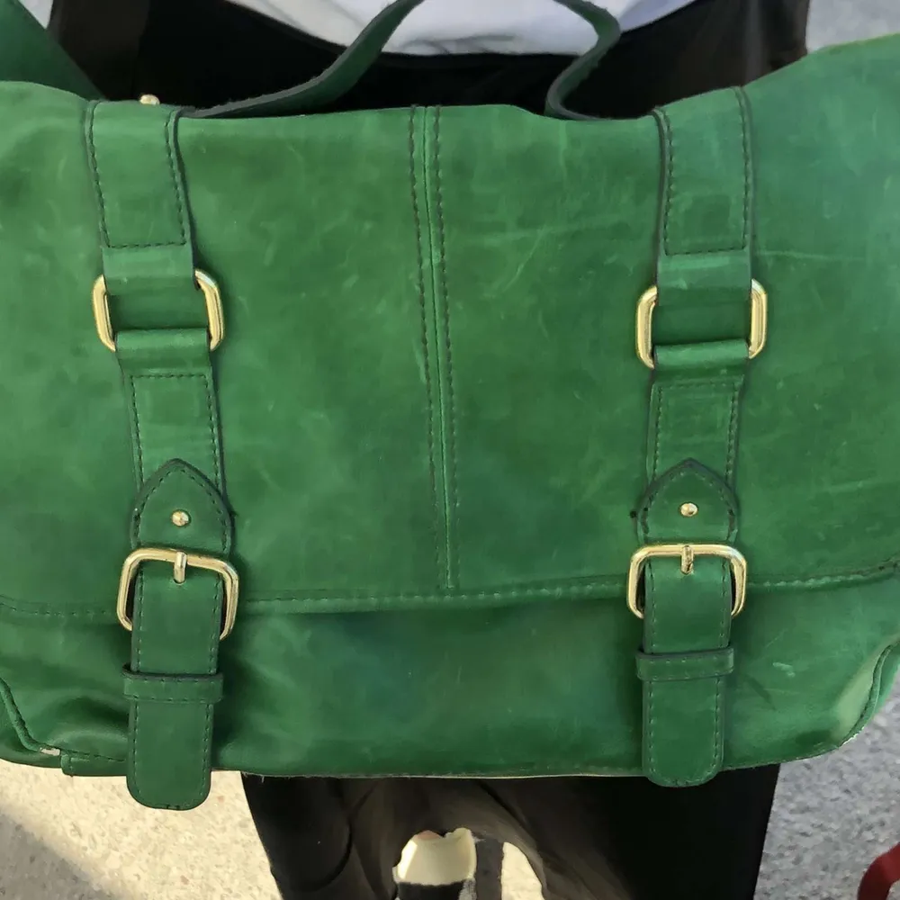Säljer den här väskan i en jättefin grön färg💚  Jag säljer även fler väskor ta gärna en titt💓. Väskor.