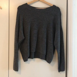 Tjocktröja  - En mysig vardagströja i stl L från H&M. Färgen är i mörkgrå. 