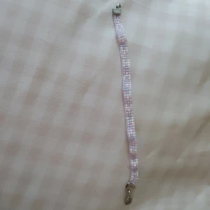 Armband - Hemgjort armband som jag har gjort. Den smalaste och längden är ungefär 16 cm. Det finns andra färger som jag kan göra i. Pris är 50 kr