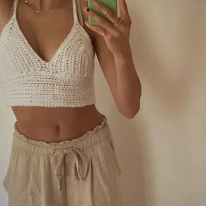 Superfin virkad topp💕 - Jätte gullig topp som passar till det mesta i sommar. Jag själv har virkat denna topp, passar en xs men är väldigt reglerbar så passar nog s lika bra. Aldrig använd (förutom på denna bild). Skriv privat ifall du har frågor eller är intresserad💕💕.                                            Kan även skriva ifall du skulle vilja ha en i en anan färg eller stolek👍🥰