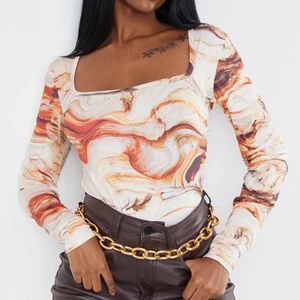 PLT bodysuit storlek 44. Uk size 16 - Säljer en helt ny och oanvänd bodysuit från prettylittlething. Säljes pga. fel storlek. 