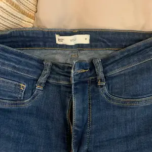 Molly jeans från Gina Tricot. Använda ett par gånger, fortfarande i bra skick. Ankellånga. Hög midja.