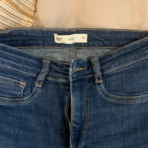 Mörkblåa jeans GINA TRICOT - Molly jeans från Gina Tricot. Använda ett par gånger, fortfarande i bra skick. Ankellånga. Hög midja.