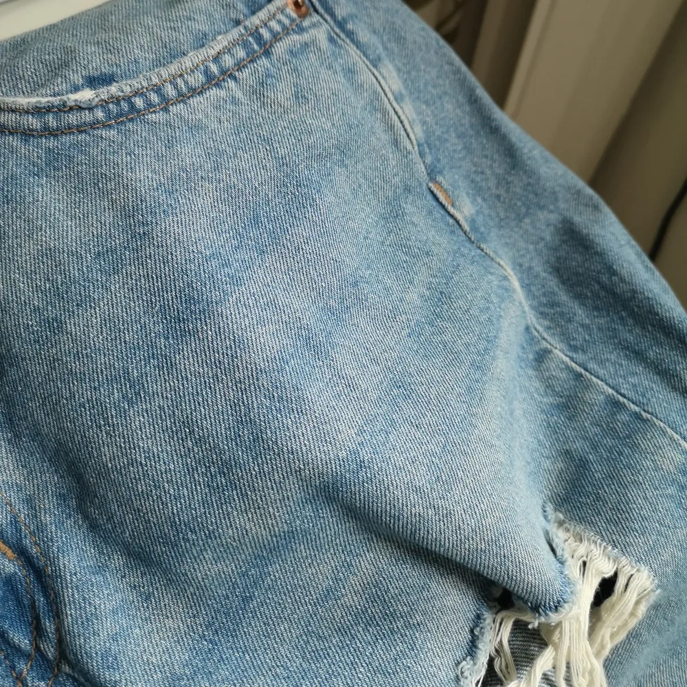 Distressed jeans, fickor fram och bak, se färgen på sista bilden. Ca 72cm i midjan. . Jeans & Byxor.
