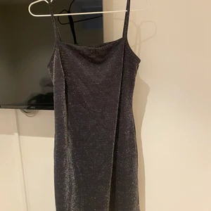Glittrig klänning - Skickas mot fraktkostnad 💘
