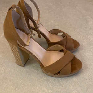 Sandaletter / sommarklackar - Använt 1 gång i 2 timmar. Köpte fel storlek och hoppas att skorna hittar ett nytt hem.  Skorna är rätt bekväma och verkligen supersnygga.  Anna Field nypris 399kr kan mötas upp eller skicka. Köparen står för frakt.