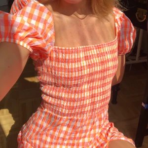 rutig långklänning!! - FINASTE orangea och rosarutiga lång/midiklänningen!!!  snörning och dragkedja i ryggen💘🥺 skriv för fler bilder😌😌🤝🤝🤝 helt oanvänd!