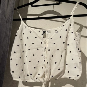 Linne med knut  - Strl 38, bra skick använt 3ggr. Från H&M 