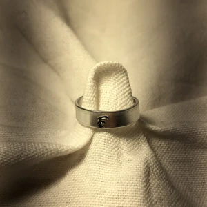 ~ring~  - Här är en fin ring som ni kommer kunna bestämma vilken bokstav som ska stå på ringen. Detta är bara ett förslag men ni får välja. 50 med frakt 