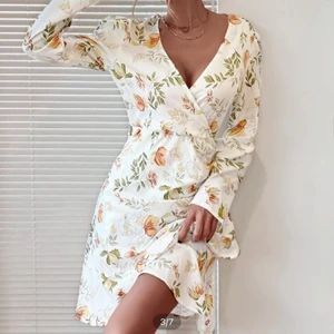 Klänning  - Blommig klänning från SHEIN. Oanvänd, Endast provad. Säljer då det är fel storlek. Inköpspriset var 199kr