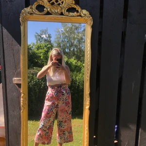 Byxor  - Jätte fina byxor att ha nu till sommaren. Komer inte till användning längre 