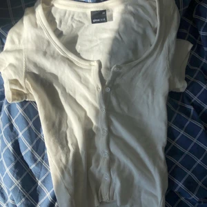 Topp med knappar - Använd nå fåtal gånger förra sommarn