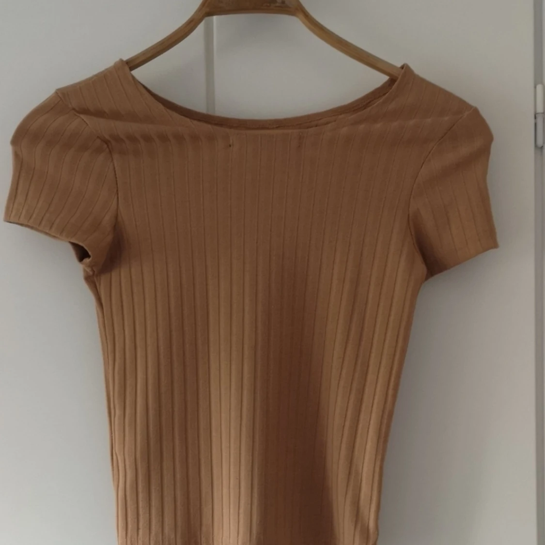 En orange, brun topp