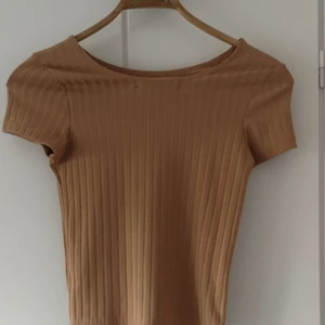 En orange, brun topp - En jättefin orange brun topp från BikBok