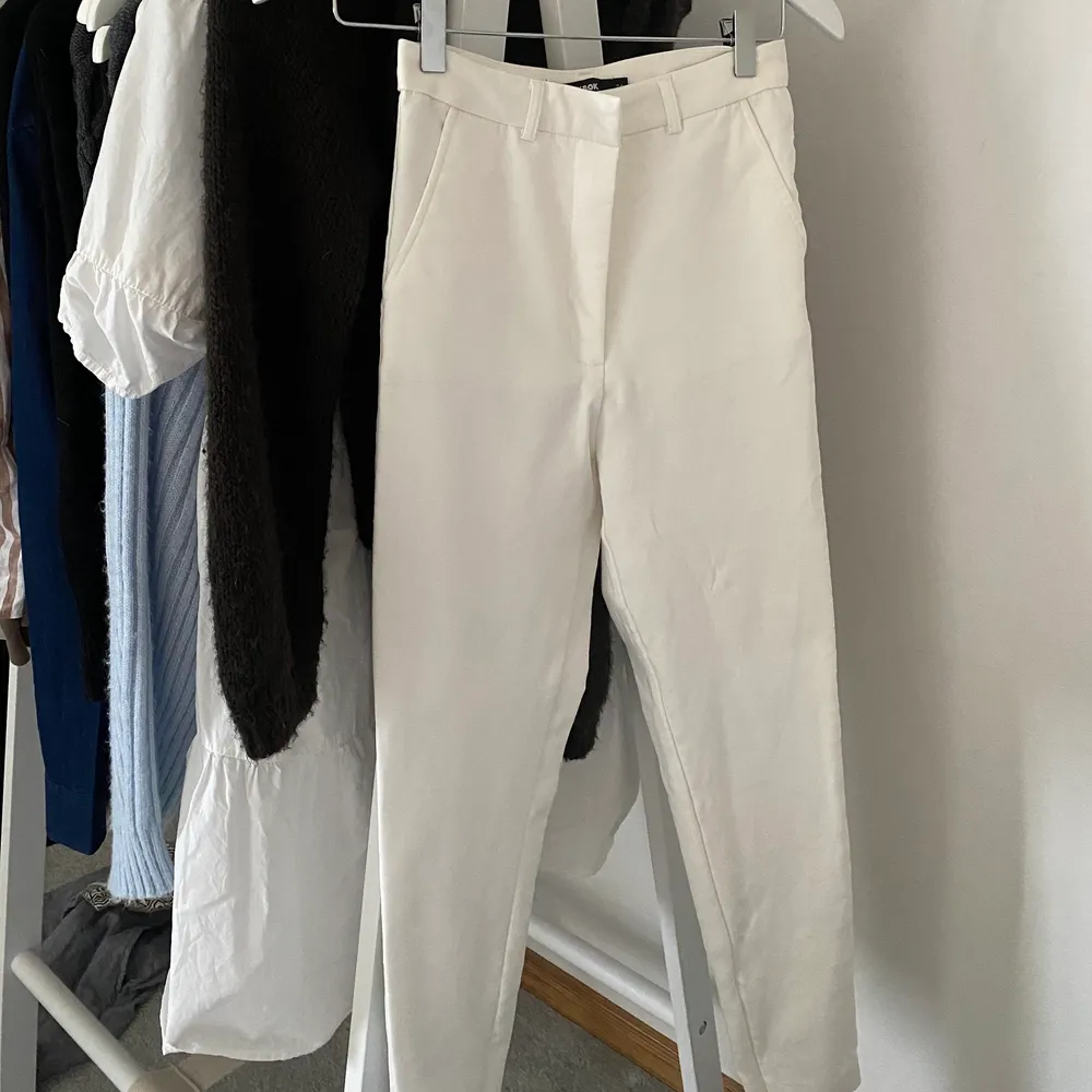 vita tajta kostymbyxor från bikbok, lite korta för mig som är 170. priset kan diskuteras. Jeans & Byxor.