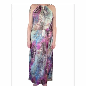 ByJolima klänning - Klänning från By Jolima. Härligt tunnt tyg, slitsar i sidorna, fastsydd underkjol. Aldrig använd. Nypris 1199 kronor. Skriv till mig om du är intresserad, pris kan diskuteras. Köparen står för frakten.