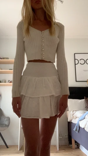 Tröja nakd - Superfin tröja från nakd! Köpt på plick för ett tag sedan och har aldrig använt den själv men skulle säga att den är i använt skick🤍 Avklippt som nu ser på bilden⚡️ Köpare står för frakt💙