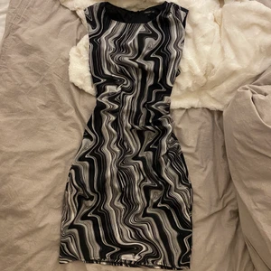 Trendig Klänning - Säljer denna trendiga klänningen som bara är använd två gånger, alltså i nyskick. Klänningen är i storlek 36 men passar bra på 34 också. Skriv privat för mer info och mer bilder☺️ Pris + Frakt