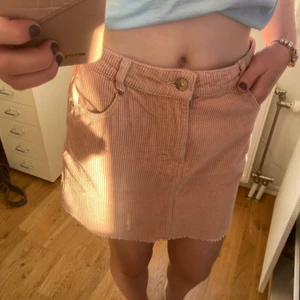 Kjol från Gina Tricot - En rosa kjol i manchestertyg, perfekt till sommaren men den funkar även utmärkt på våren och hösten. Storlek 36 och säljs pågrund av att den numera är förstor för mig (jag är 32) Buda på den om flera vill ha och vill bara en person ha den går det att förhandla.