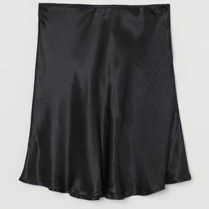 Satin kjol  - Strl: Xs från H&M slutsåld i strl Xs  Nyskick aldrig använd. 150 kr + frakt 45 kr, skriv för intresse. Finns fler bilder, skriv privat. 