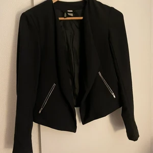 H&M kavaj storlek 36 - Fin svart kavaj från H&M 