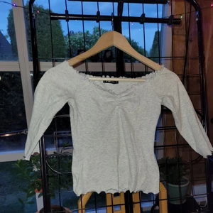 Trekvarts topp grå XS New Yorker - Vänligen läs noga innan du köper. En grå trekvarts-topp från New Yorker i storlek XS. Köparen står för all eventuell fraktkostnad. Varan skickas efter betalning. Enbart swish.