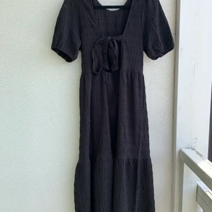 Klänning - Använd 1 gång, mkt fin. Knyts i ryggen med banden. Passar nog en M också.