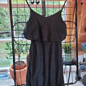Klänning HM Xs - Vänligen läs noga innan du köper. Prickig sommarklänning Inköpt från HM i storlek Xs. Köparen står för all eventuell fraktkostnad. Betalning sker innan vara skickas eller vid överlämning. Endast swish.