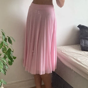 Veckad kjol - En superfin rosa veckad/räfflad långkjol från bershka. Finns en liten fläck (se bild 3) kan gå bort i tvätten men är inte säker. Säljer en liknande i svart också 💞